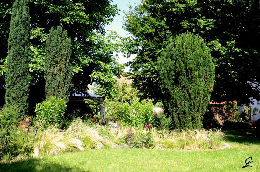 Ispirazione per un grande privacy in giardino country esposto a mezz'ombra nel cortile laterale in estate con pavimentazioni in pietra naturale
