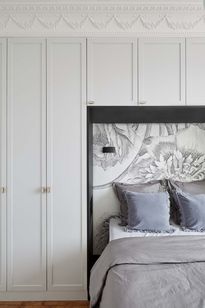 Esempio di una camera da letto minimalista con pareti grigie, parquet chiaro e carta da parati