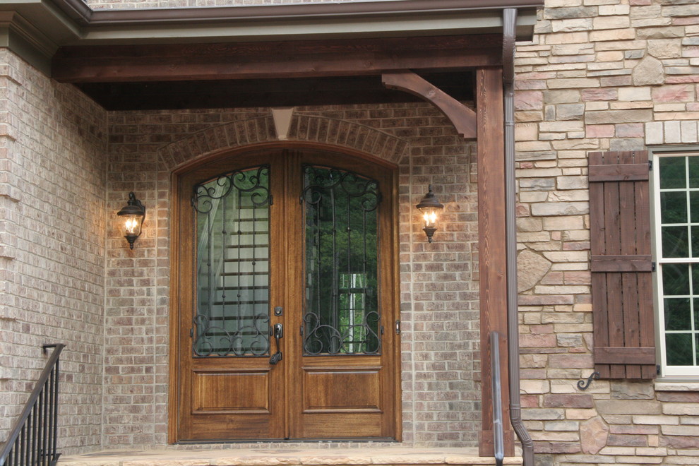 Example of a mountain style home design design in Raleigh