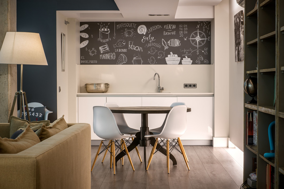 Imagen de comedor actual de tamaño medio abierto con paredes multicolor