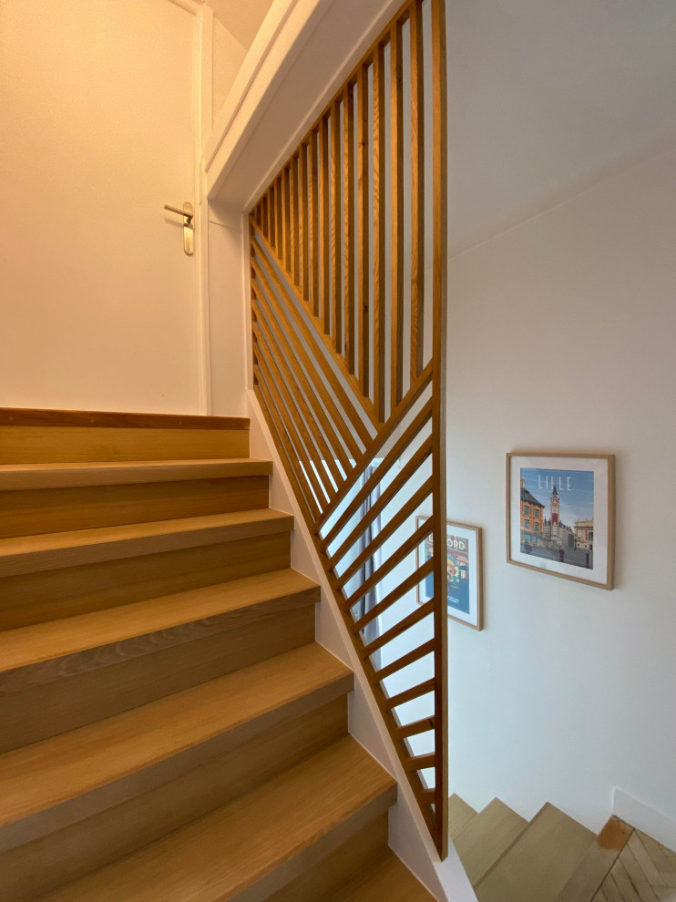 Exemple d'un grand escalier droit tendance avec des marches en bois, des contremarches en bois et un garde-corps en bois.