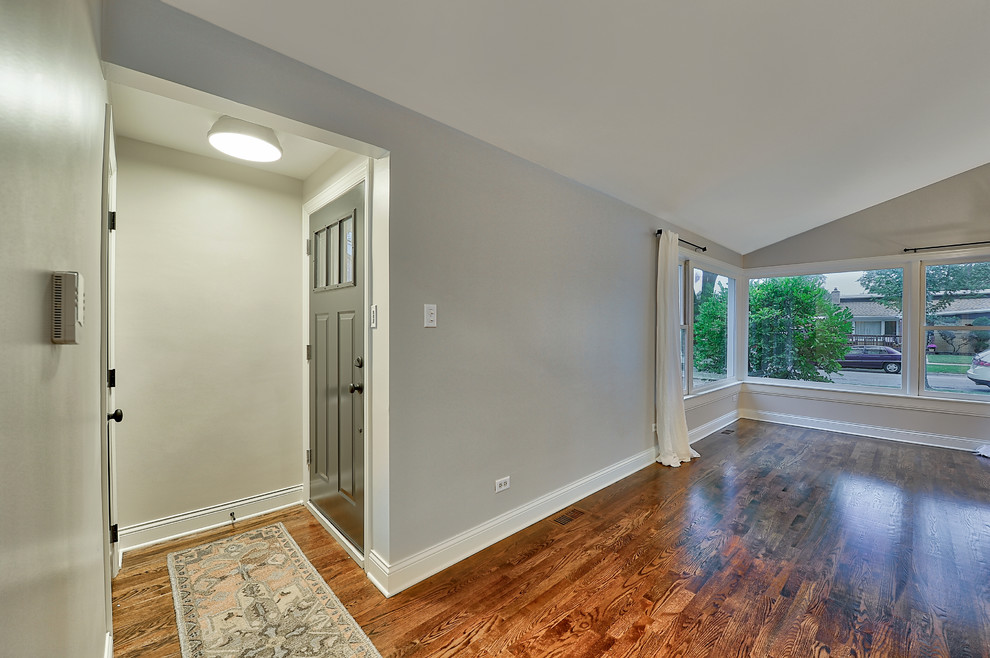 Example of a transitional home design design in Chicago