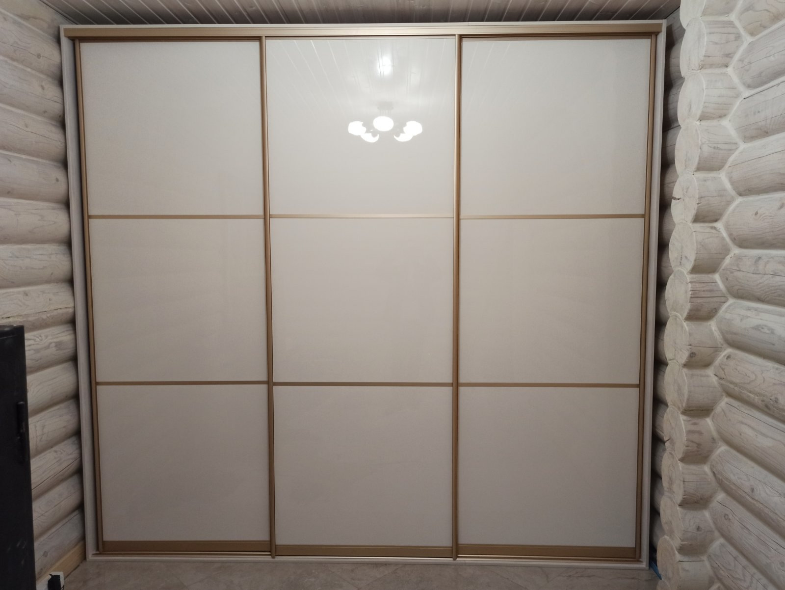 Трехдверный встроенный шкаф-купе в частном доме