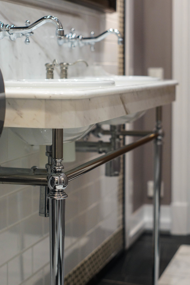 Общественный санузел в офисном здании.