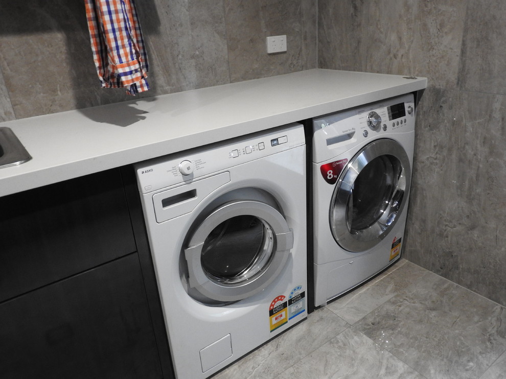This is an example of a contemporary laundry room in Brisbane.