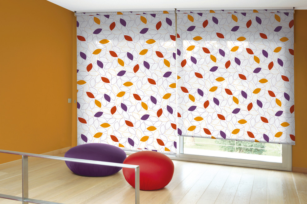 Foto di una palestra in casa moderna di medie dimensioni con pareti arancioni, pavimento in bambù e pavimento marrone