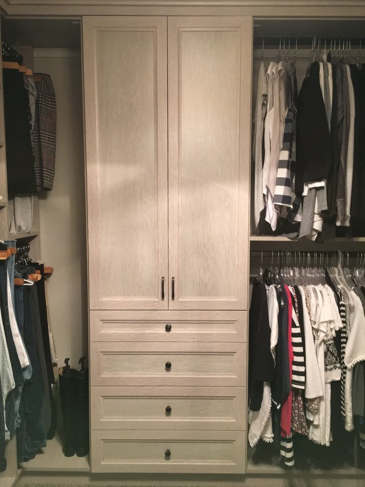 Imagen de armario vestidor de mujer actual de tamaño medio con armarios con paneles empotrados, puertas de armario de madera clara y moqueta