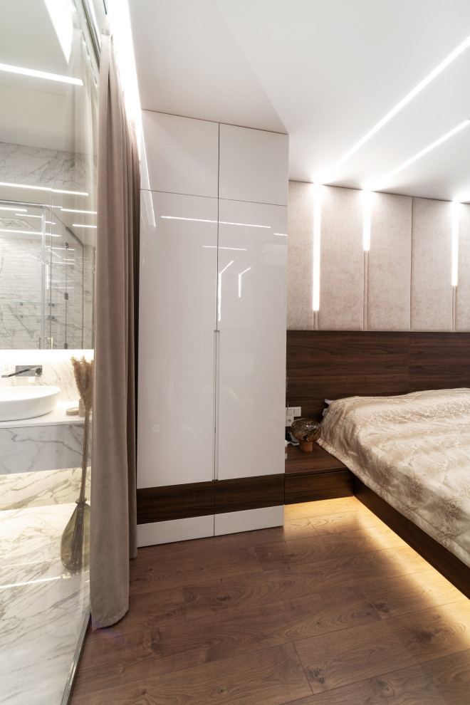 サンクトペテルブルクにある小さなコンテンポラリースタイルのおしゃれな寝室 (茶色い壁、ラミネートの床、茶色い床、間仕切りカーテン) のレイアウト
