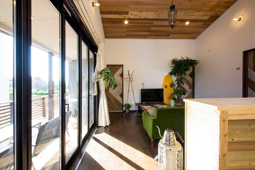 他の地域にあるビーチスタイルのおしゃれなリビングの写真