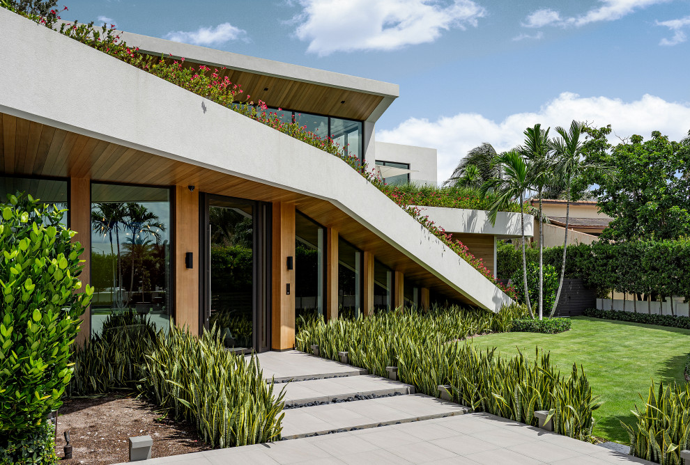 Geräumiges, Zweistöckiges Modernes Haus mit Putzfassade, weißer Fassadenfarbe und Flachdach in Miami