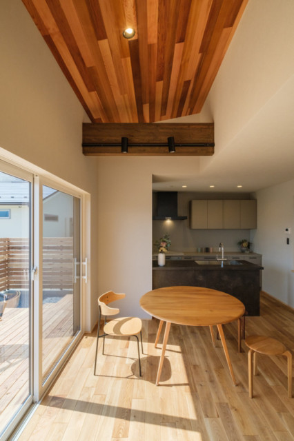 家族ロッカーのある家 - Living Room - Kyoto - by OKAMURA工房株式会社 | Houzz UK