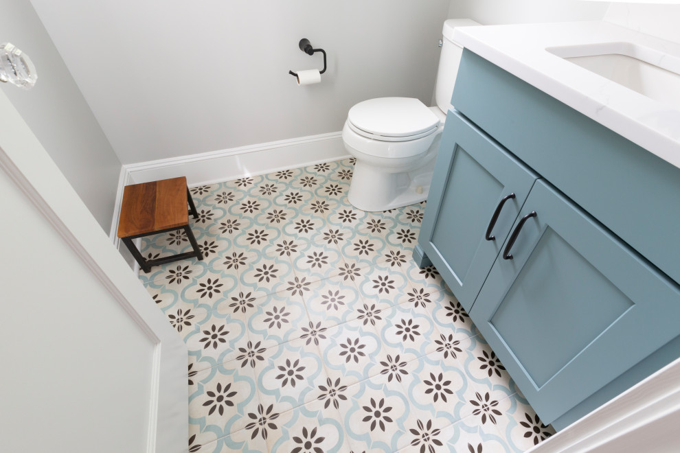 Exempel på ett mellanstort maritimt vit vitt badrum med dusch, med skåp i shakerstil, blå skåp, en toalettstol med separat cisternkåpa, klinkergolv i keramik, ett undermonterad handfat, bänkskiva i kvarts och blått golv