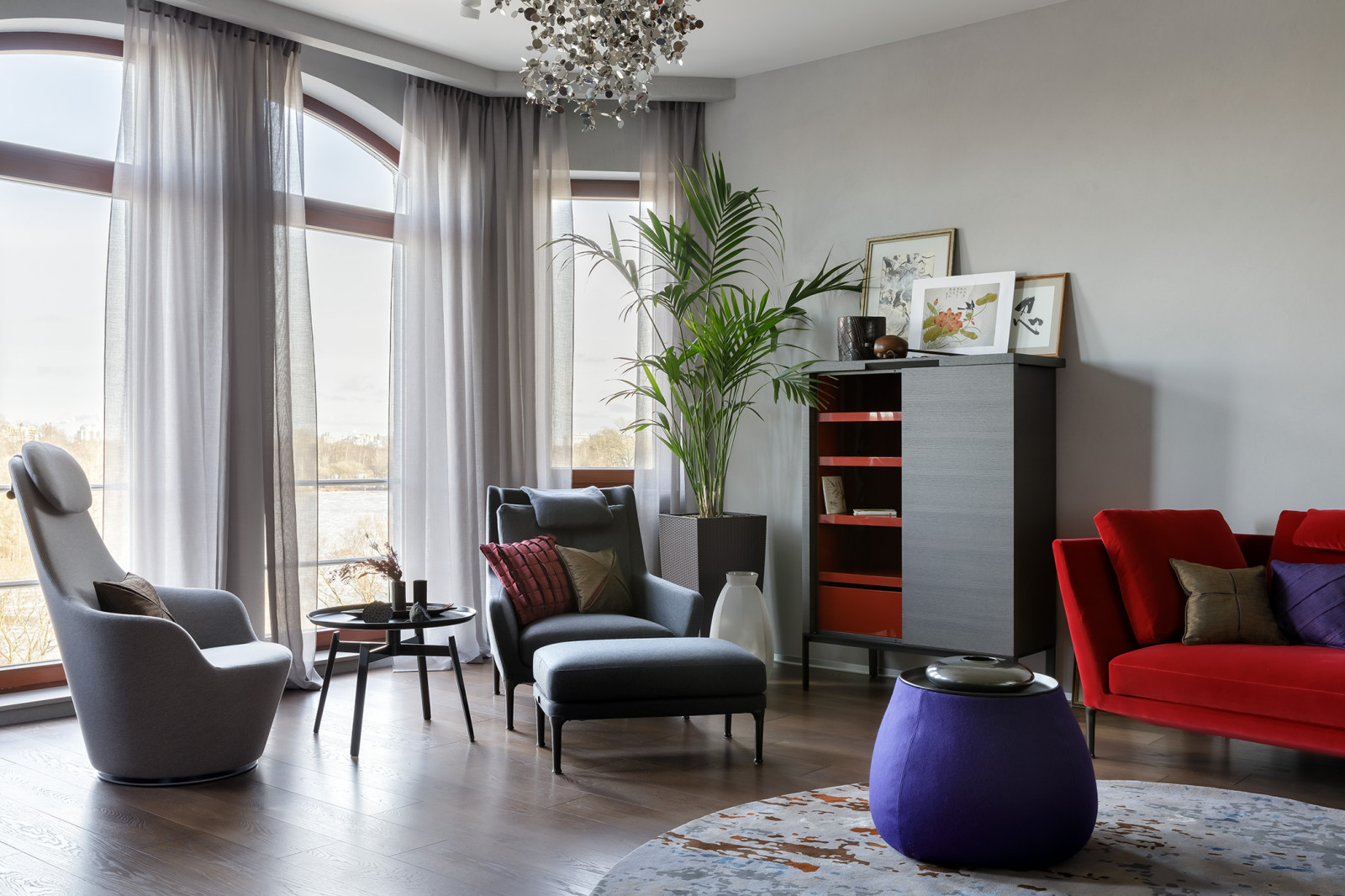 Гостиная с яркими элементами