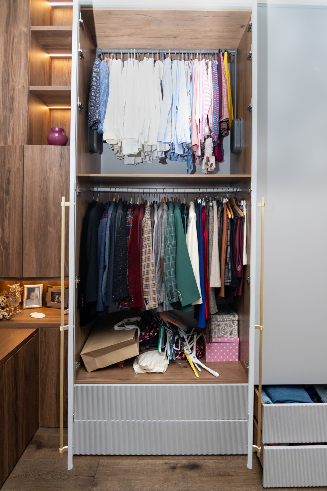 Меблировка спальни: шкаф, стеллаж и стол-подоконник