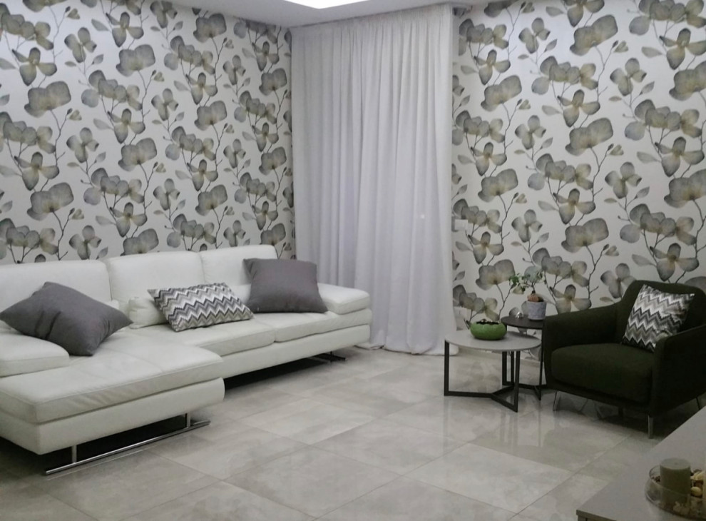 Foto di un soggiorno minimal con pareti grigie, pavimento in marmo, parete attrezzata, pavimento grigio e carta da parati