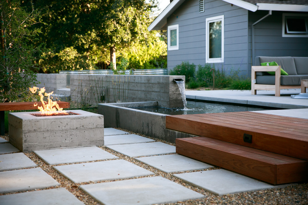 Photo of a contemporary backyard garden in San Francisco.