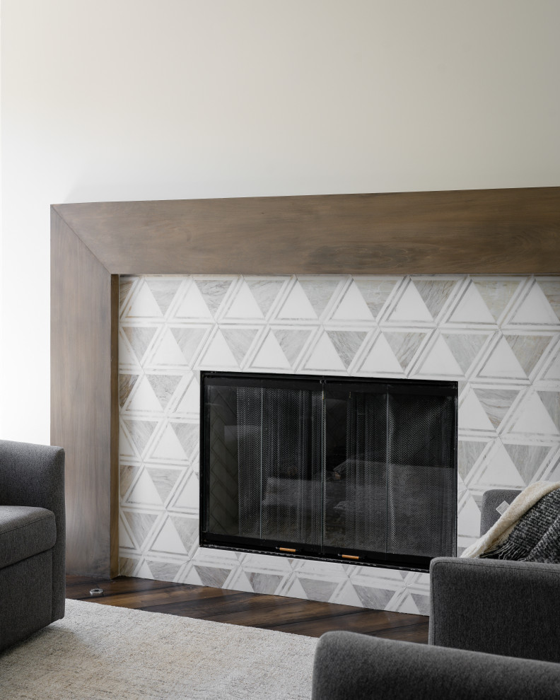 Modelo de salón para visitas minimalista de tamaño medio con paredes beige, suelo de madera oscura, todas las chimeneas y marco de chimenea de metal