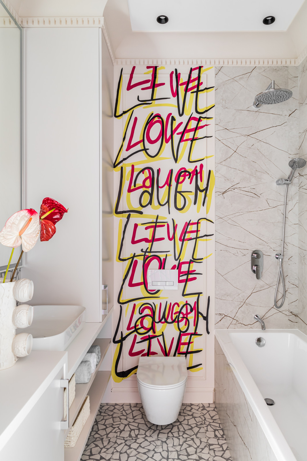 Цвет, неон и греческие богини - современная квартира 35 м² для блогера в Москве