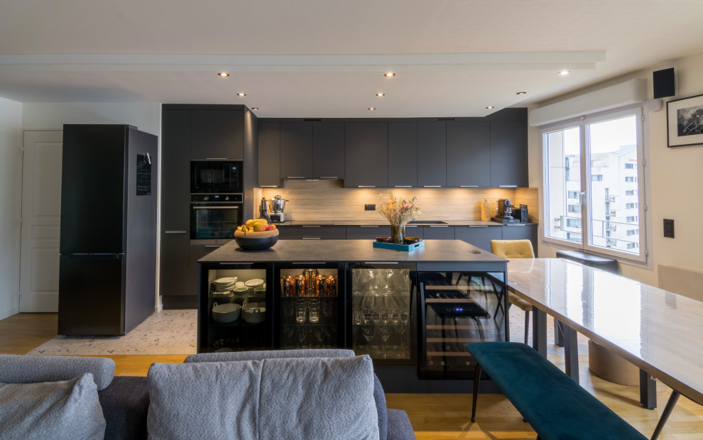На фото: кухня в стиле модернизм с серыми фасадами, бежевым фартуком, фартуком из дерева и серой столешницей