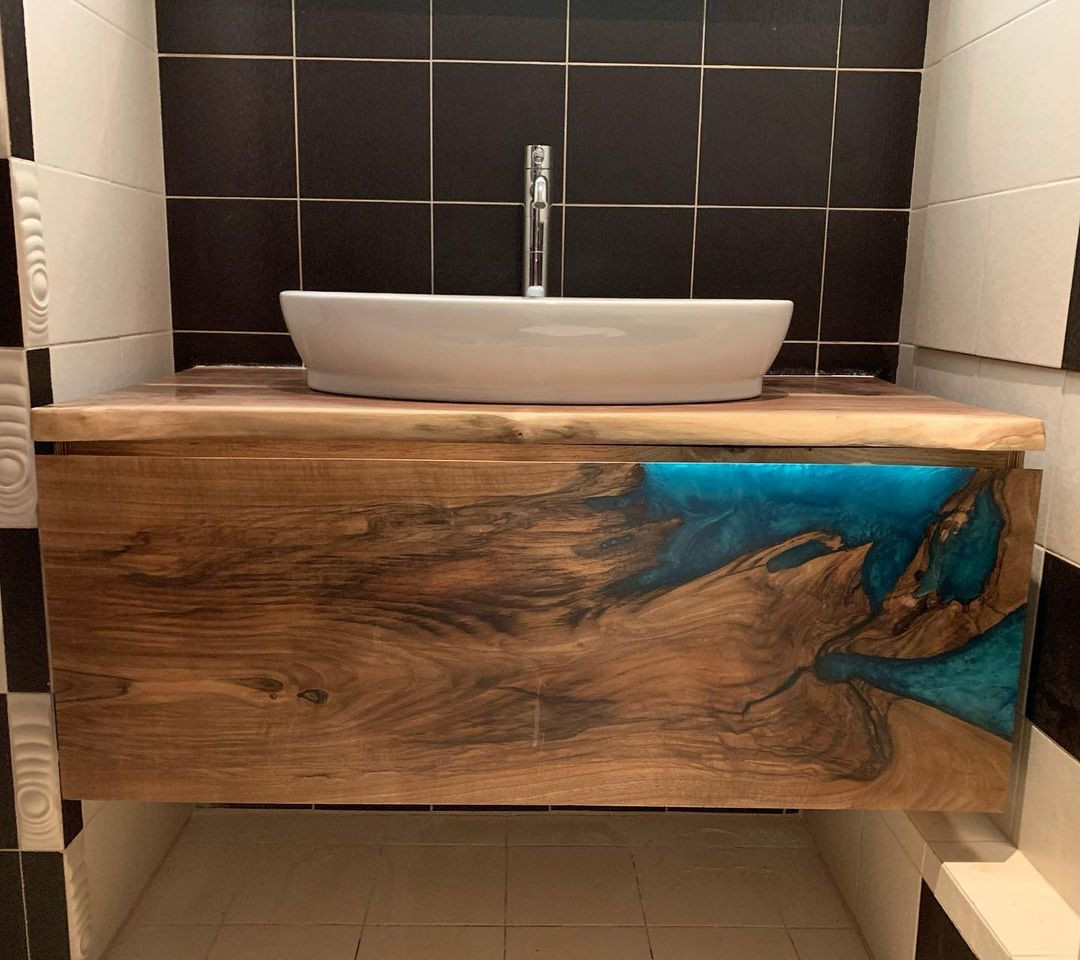 Деревянная тумба из массива в ванную