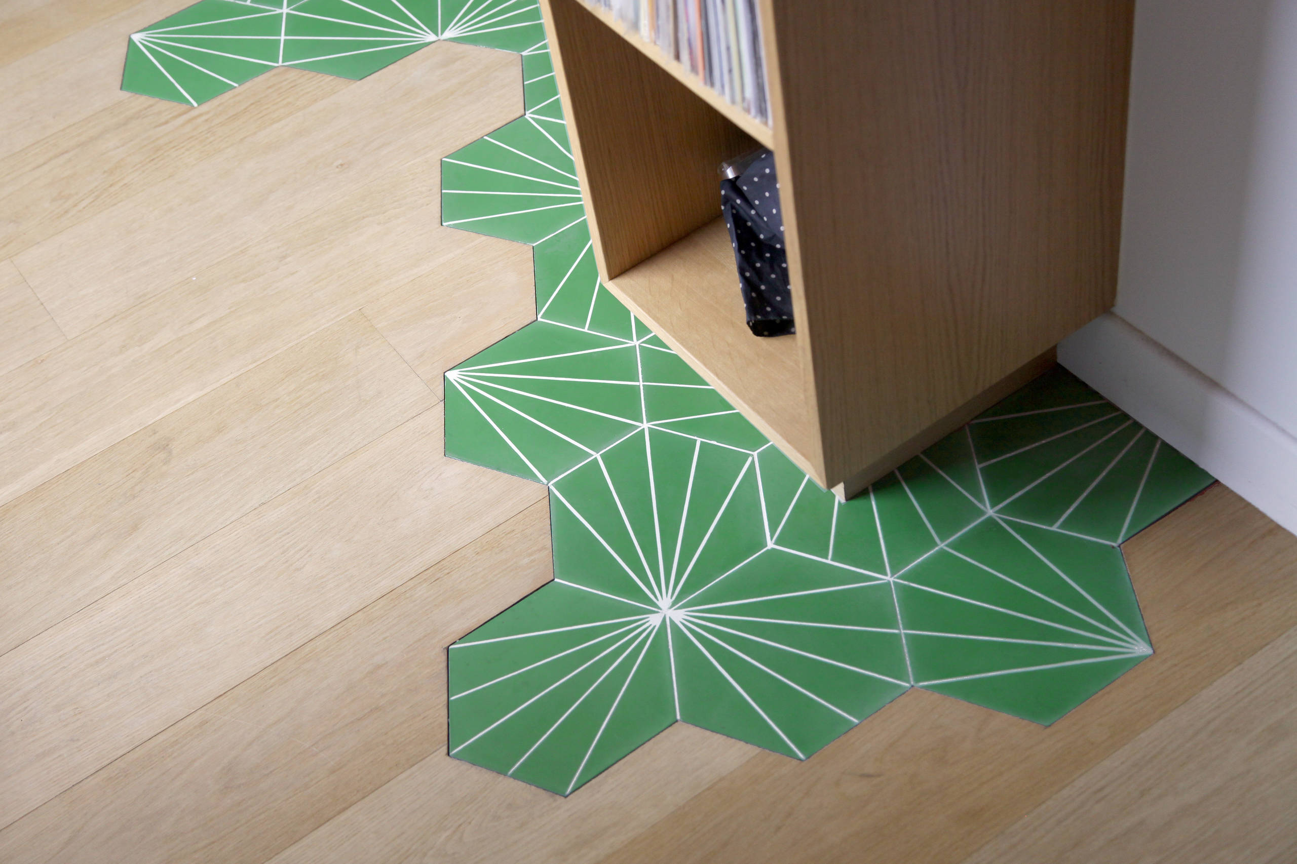 Zwei Bodenbeläge in einem Raum: Wie Holzboden mit Fliesenboden kombiniert  werden können