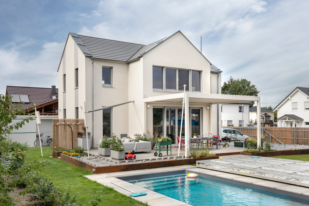 Mittelgroßer Moderner Pool neben dem Haus in rechteckiger Form mit Pool-Gartenbau und Betonboden in Berlin