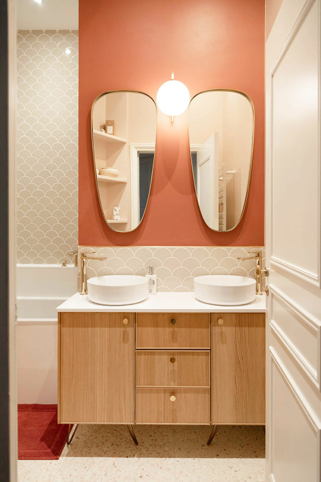 Inspiration för mellanstora vitt en-suite badrum, med släta luckor, skåp i ljust trä, ett platsbyggt badkar, en dusch/badkar-kombination, rosa kakel, keramikplattor, röda väggar, terrazzogolv, ett fristående handfat, bänkskiva i akrylsten, flerfärgat golv och med dusch som är öppen