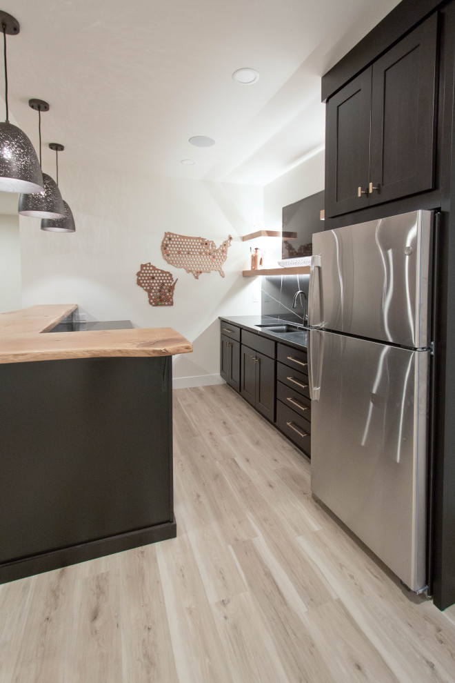Imagen de cocina minimalista con armarios con paneles empotrados, encimera de cuarzo compacto, suelo vinílico y encimeras negras