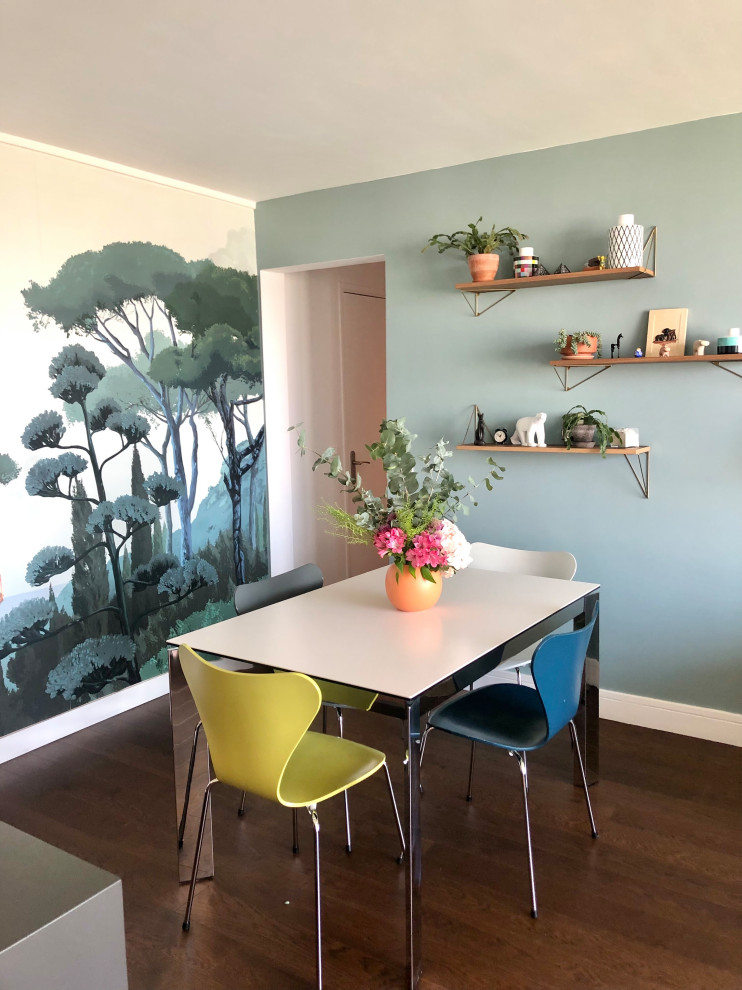 Idées déco pour une salle à manger ouverte sur le salon contemporaine de taille moyenne avec un mur vert, un sol en bois brun, du papier peint, aucune cheminée et un sol marron.