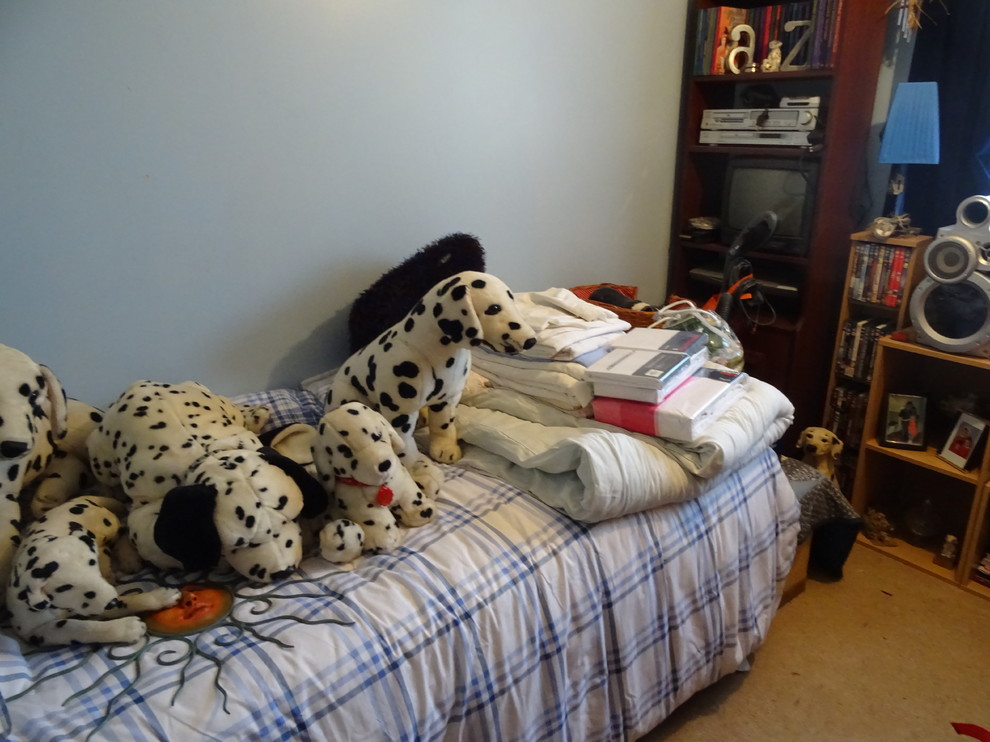 small bedroom decluttering
