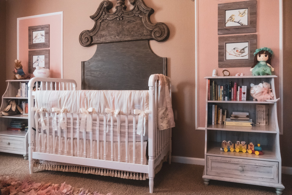 Idee per una cameretta per neonata classica di medie dimensioni con pareti rosa, moquette e pavimento beige