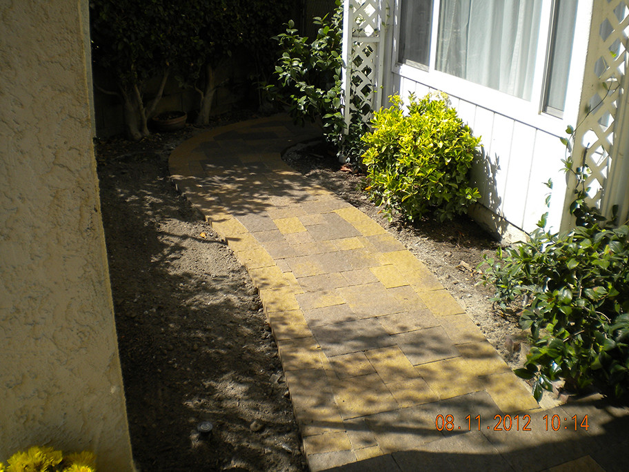 Inspiration for a mid-sized traditional front yard garden in Los Angeles with a garden path and concrete pavers.