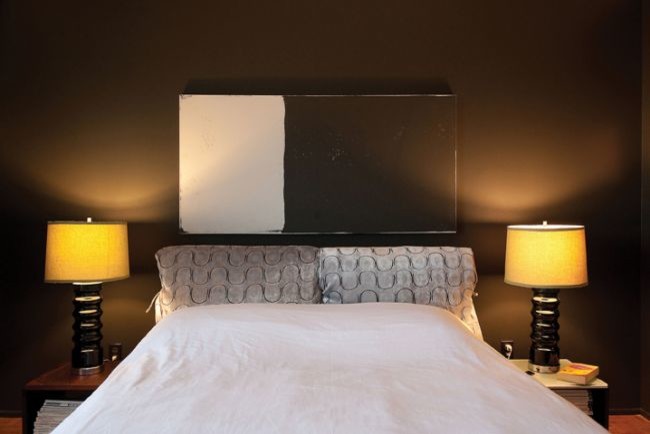 Foto di una camera matrimoniale minimalista di medie dimensioni con pareti marroni e parquet chiaro
