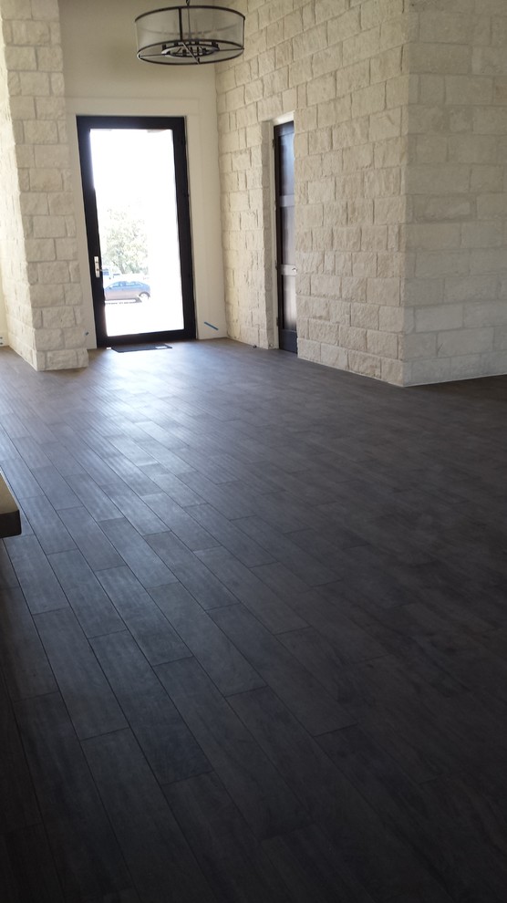 Example of a transitional entryway design in Austin