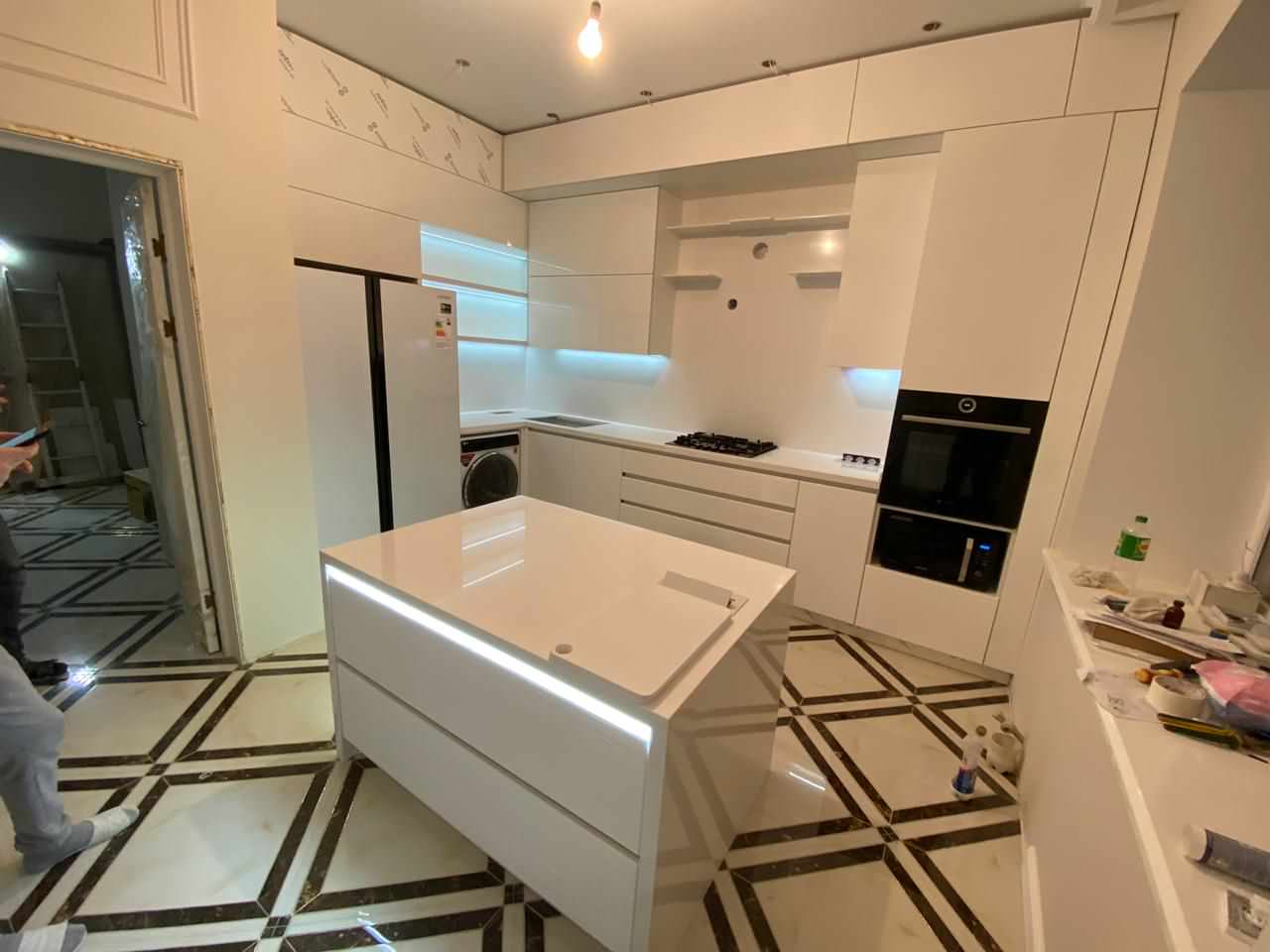 современная кухня с островом