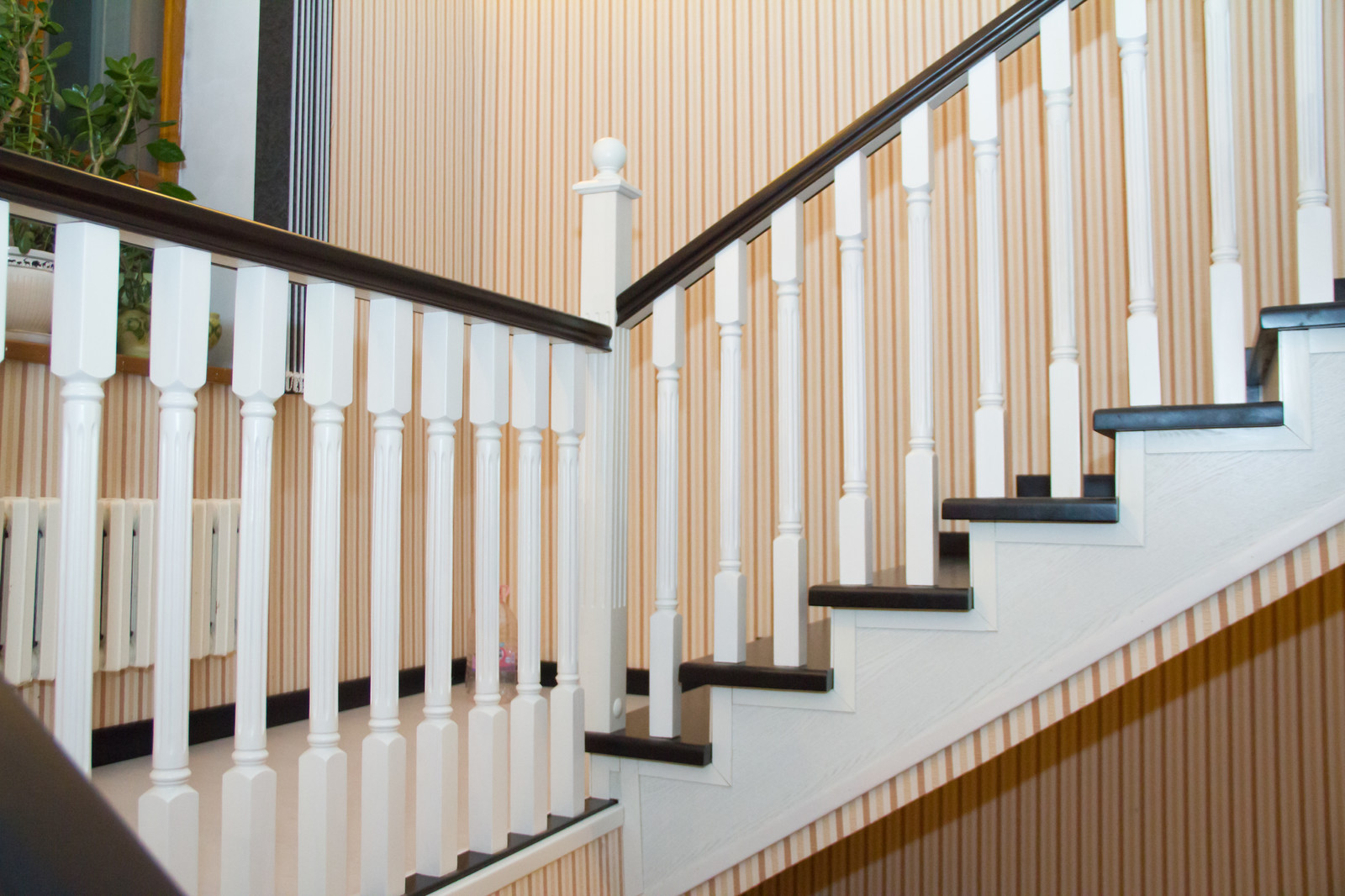 Лестница с белыми балясинами