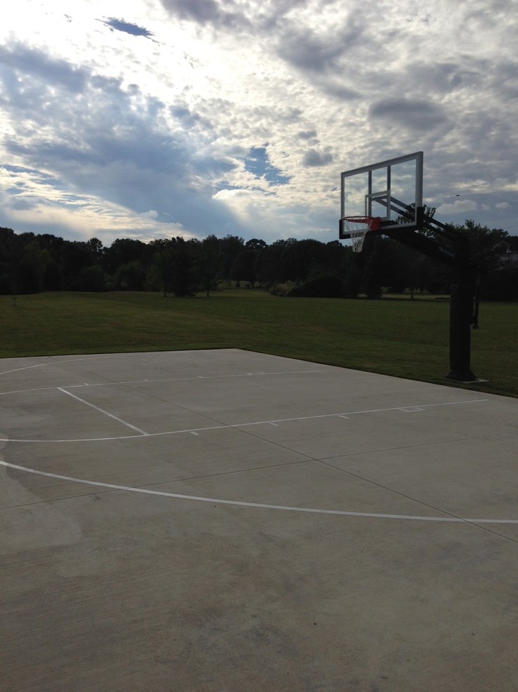 Design ideas for a large traditional front yard partial sun outdoor sport court in Nashville.