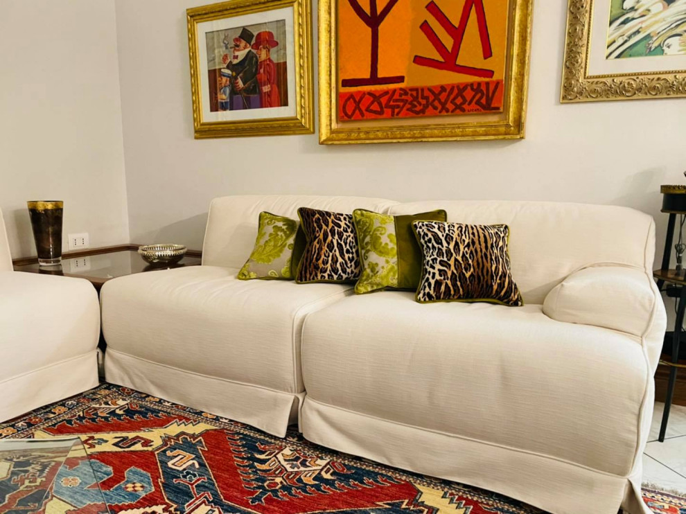Modelo de sala de estar con biblioteca contemporánea grande con paredes grises, suelo de baldosas de porcelana, suelo gris, papel pintado y alfombra