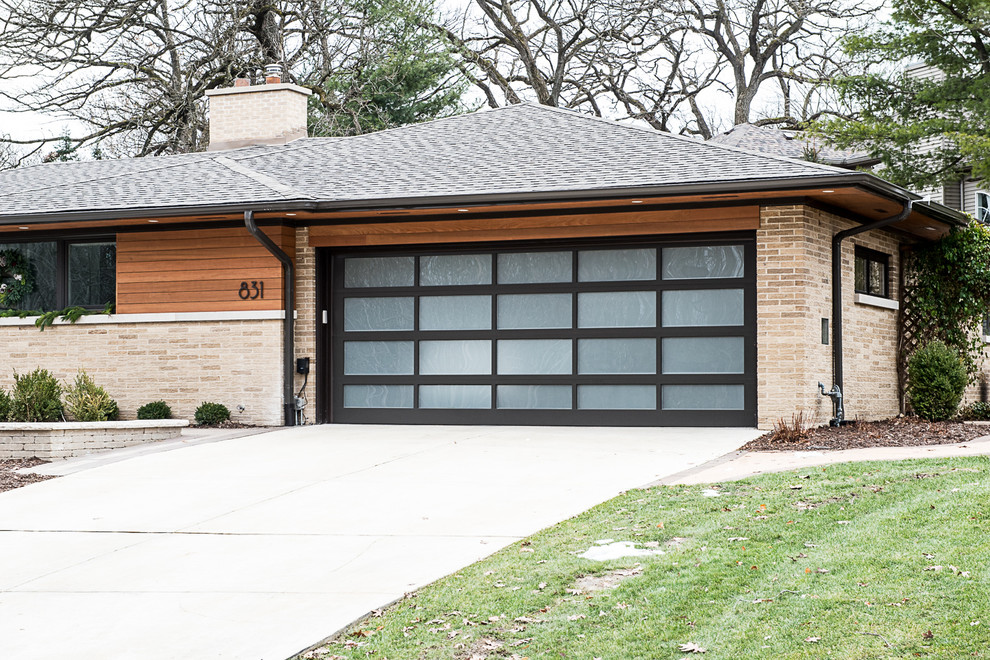 Design ideas for a midcentury split-level brick beige house exterior in Chicago.