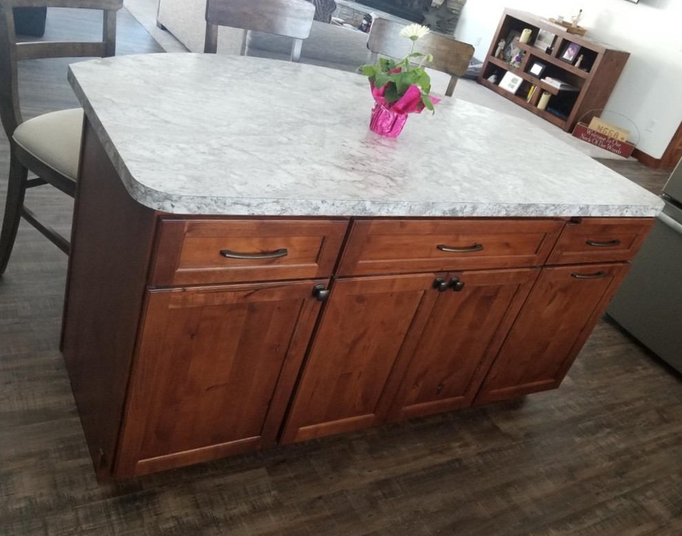 Kitchen - transitional u-shaped kitchen idea with an undermount sink, shaker cabinets, laminate countertops, stainless steel appliances and an island