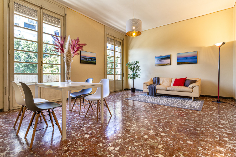 Inspiration för mycket stora moderna separata vardagsrum, med ett finrum, gula väggar, klinkergolv i keramik och rött golv