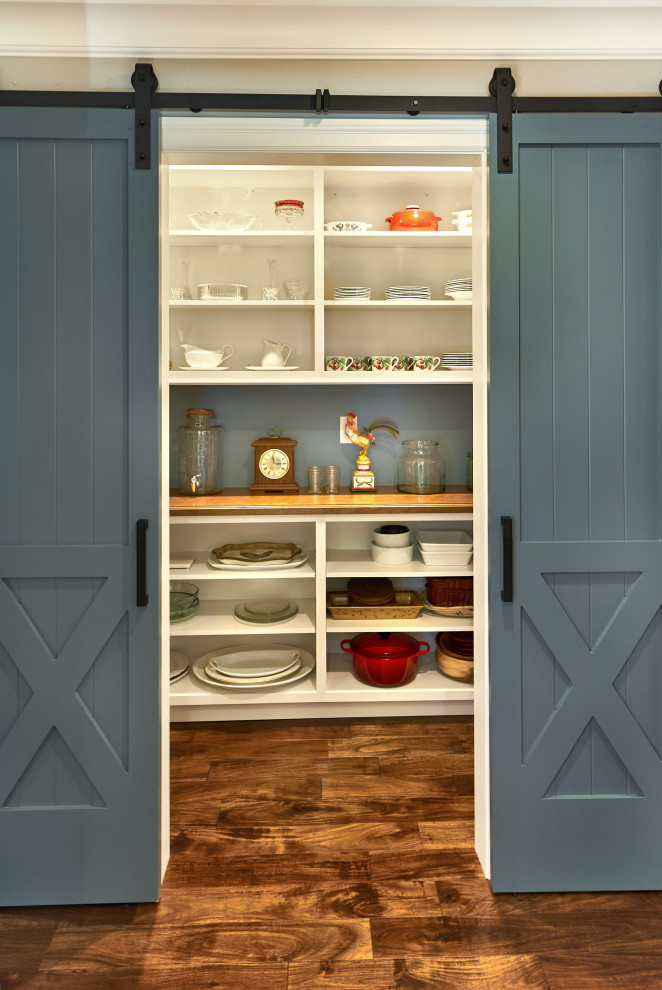 Immagine di una piccola cucina chic con ante con riquadro incassato, ante bianche, top in legno, paraspruzzi grigio, parquet scuro, pavimento marrone e top marrone