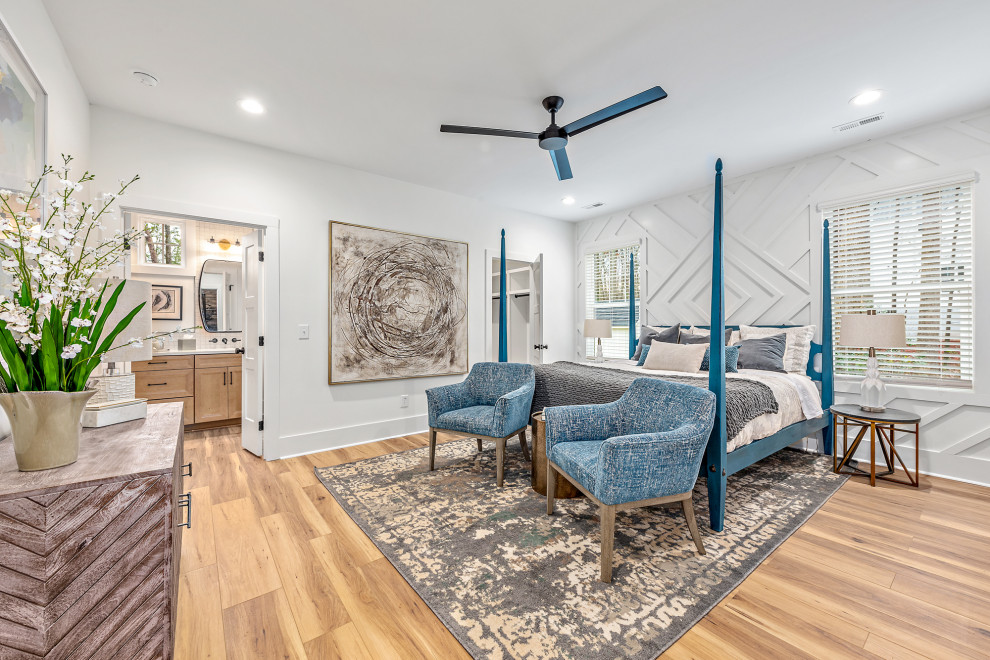 Modernes Hauptschlafzimmer mit weißer Wandfarbe, braunem Boden, Laminat und vertäfelten Wänden in Charlotte