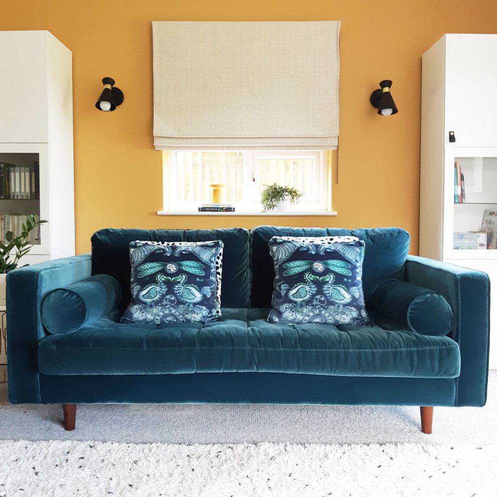 Стильный дизайн: изолированная гостиная комната среднего размера в современном стиле с серыми стенами, ковровым покрытием, отдельно стоящим телевизором, бежевым полом и красивыми шторами - последний тренд