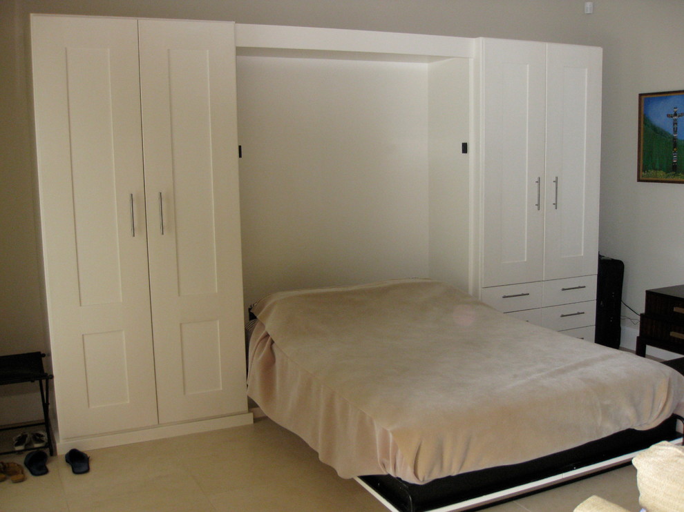 Photo of a large modern guest bedroom in Los Angeles.