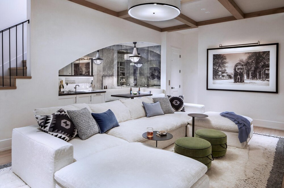 Imagen de sala de estar cerrada contemporánea de tamaño medio sin chimenea y televisor con paredes blancas y suelo de madera en tonos medios