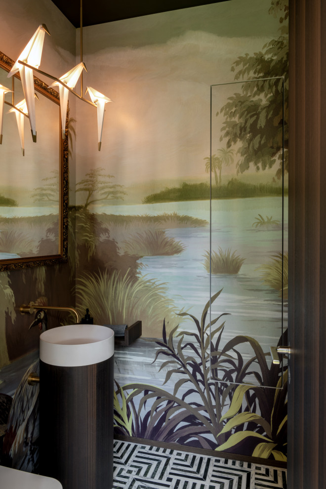 Kleine Moderne Gästetoilette mit Wandtoilette, bunten Wänden, Aufsatzwaschbecken, Mineralwerkstoff-Waschtisch, grünem Boden und freistehendem Waschtisch in Leipzig