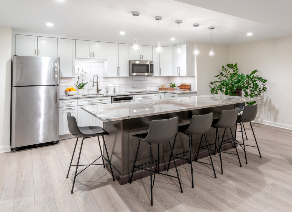 Eat-in kitchen - transitional eat-in kitchen idea in Detroit with granite countertops, ceramic backsplash, an island and gray countertops