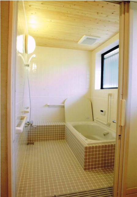 佐賀の家 japanisch-badezimmer