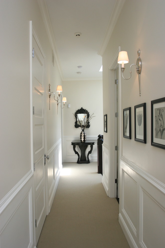 Design ideas for a traditional hallway in Chicago.